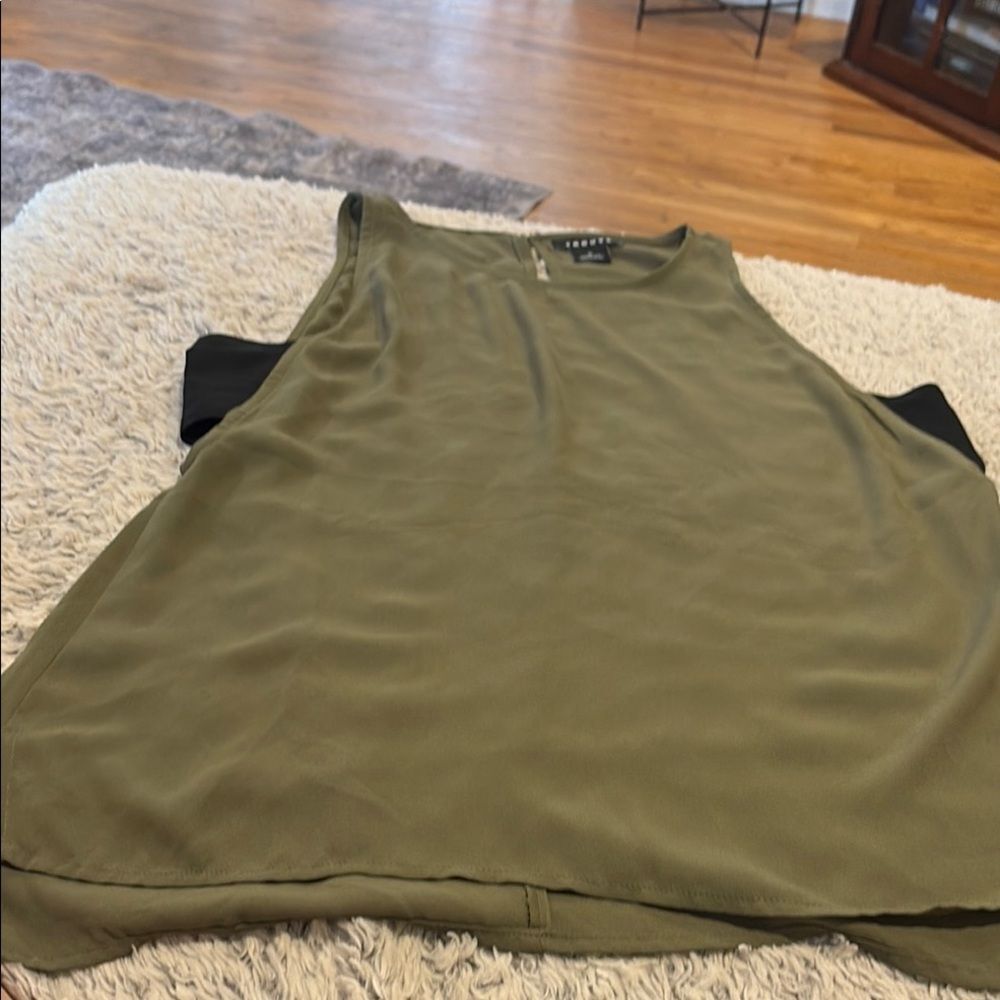 Trouve Sleeveless Blouse Womens Size Medium Olive Green Good Contrast Side Panel